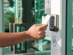 Sistemas de acceso: Cómo mejorar la seguridad en comunidades de vecinos